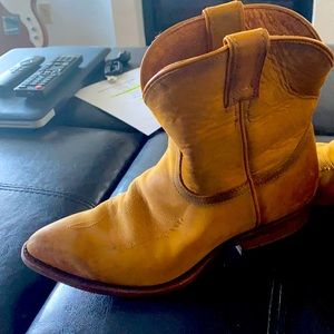 The most beautiful FRYE low rise boots.